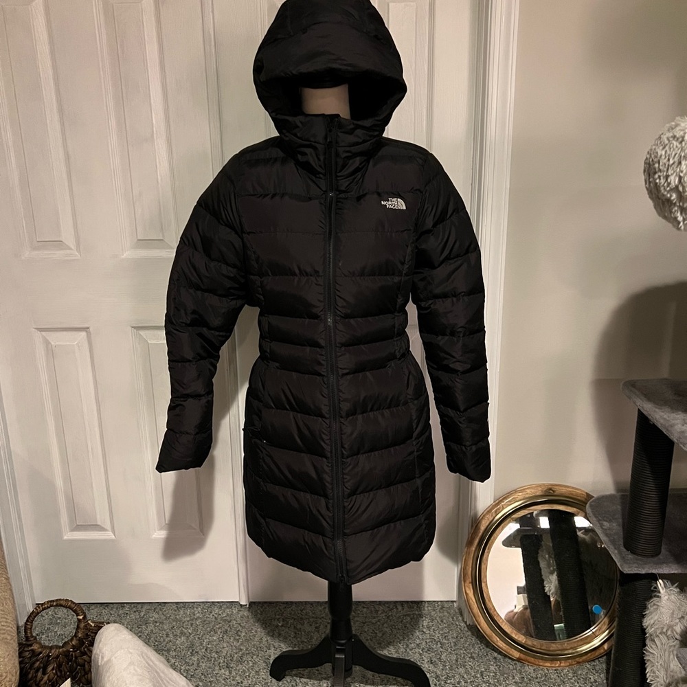 Excellent condition. Women’s small North face knee length puffer jacket